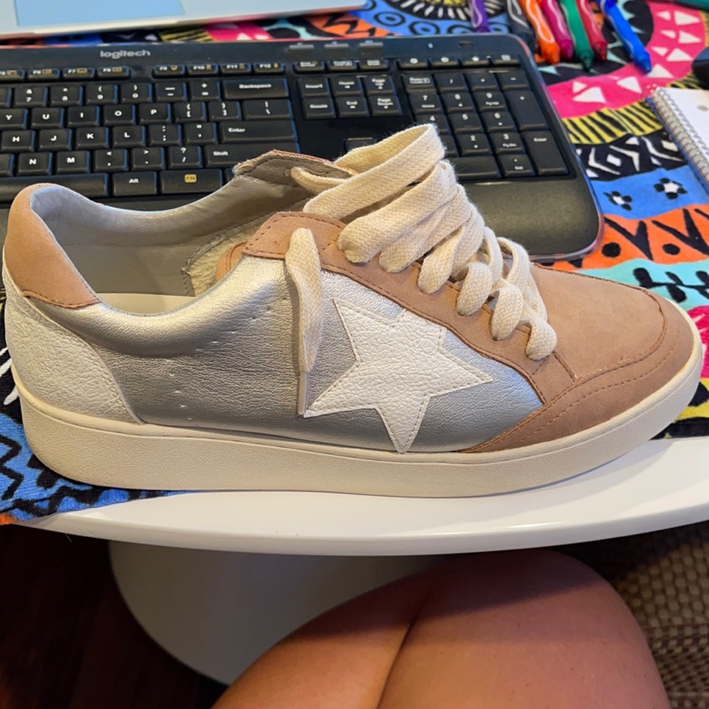 White Raven Star Lace Up Sneakers (Tan/Silv/wht)